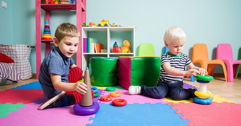 Domowy plac zabaw dla dzieci do zabawy i ćwiczeń