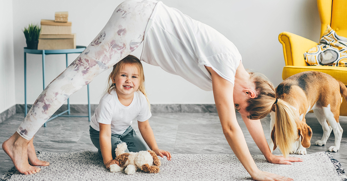 Zabawy z dziećmi w domu — ćwiczenia gimnastyczne i inne możliwości