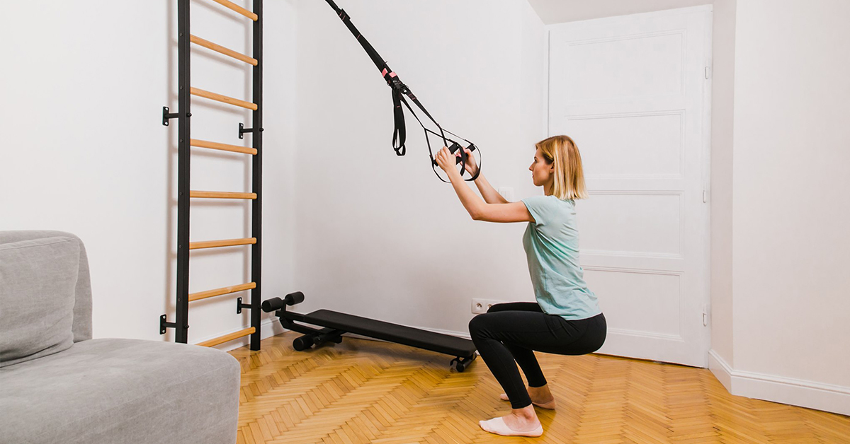 Exercices après une césarienne sur un espalier de gymnastique