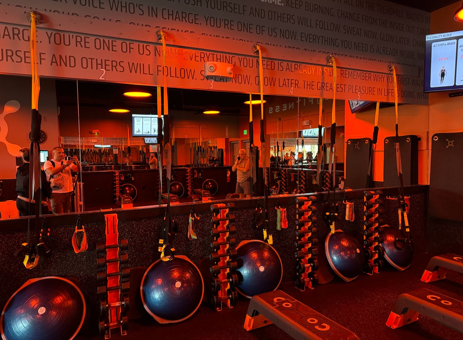 Kompaktowa strefa treningowa nowej generacji. Jak jedna ściana może przejąć funkcję całej siłowni