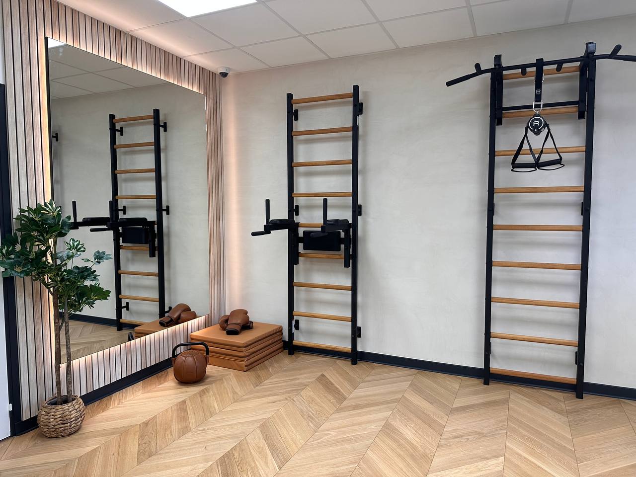 Sprossenwand – Warum lohnt es sich, eine Turnwand zu Hause zu haben?