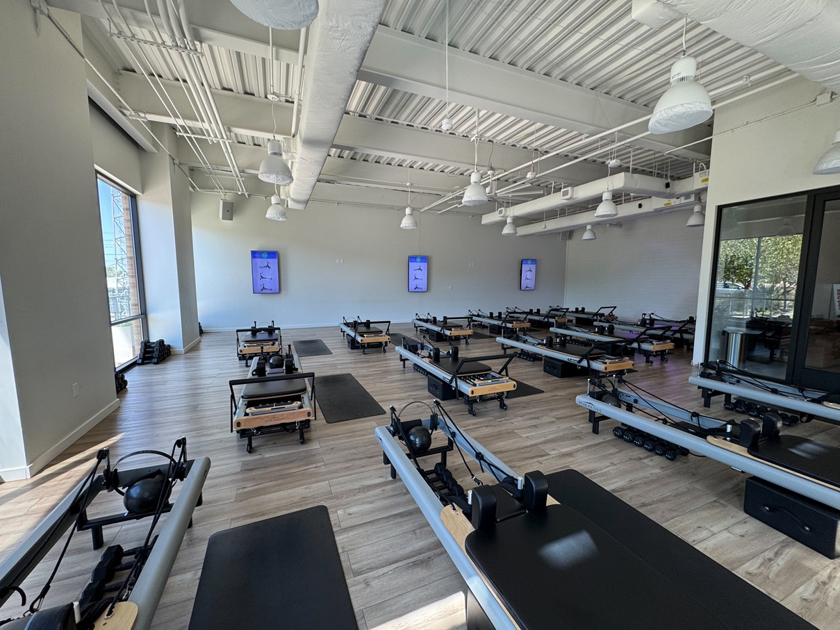 Jak oszczędzać miejsce w studiu treningowym bez utraty funkcjonalności?